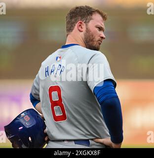 Baltimore, États-Unis. 09 juillet 2024. Ian Happ (8) des Chicago Cubs réagit alors que les arbitres examinent un match contre les Orioles de Baltimore lors de la deuxième manche à Camden Yards à Baltimore, Maryland, le mardi 9 juillet 2024. Photo de David Tulis/UPI crédit : UPI/Alamy Live News Banque D'Images