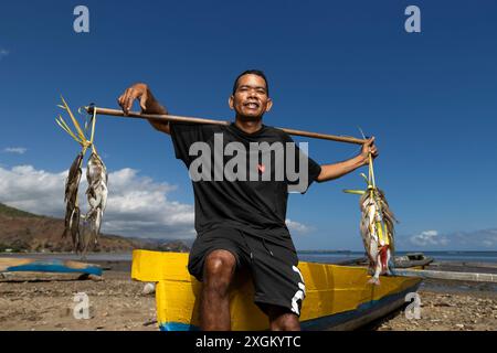 Vente de poisson à Dili Beach, Timor-Leste Banque D'Images