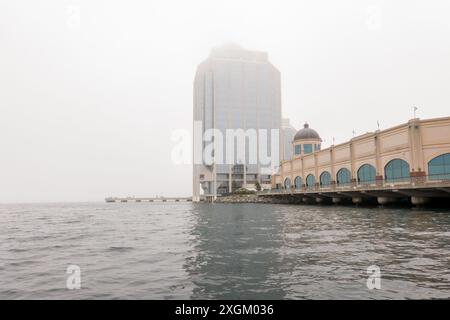 Halifax, N.-É., Canada - 23 juin 2024 : bâtiments du casino riverain d'Halifax dans le brouillard avec espace copie Banque D'Images