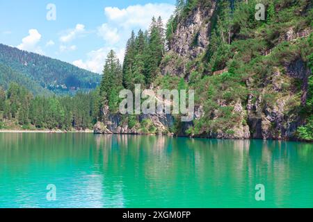 Lago di Braies paradis de montagne vierge en Italie. Beau lac de montagne avec une forêt verte en arrière-plan Banque D'Images