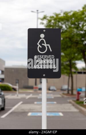 Kanata, Canada - 2 juin 2024 : place de stationnement sur permis seulement pour les personnes handicapées. Parking réservé accessible aux handicapés signe près de superma Banque D'Images