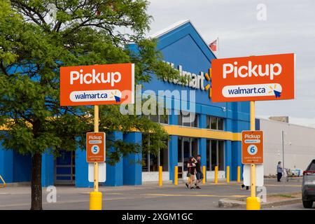 Kanata, Canada - 2 juin 2024 : panneau de ramassage Walmart. Place de stationnement pour les commandes d'épicerie en ligne au supermarché en Ontario Banque D'Images