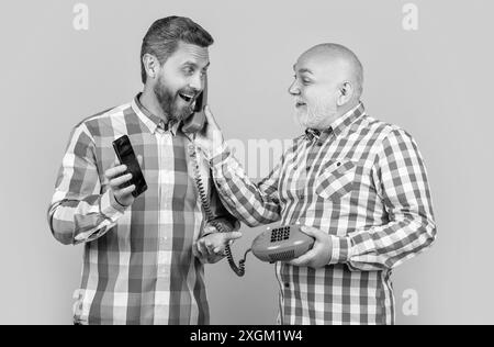 image d'hommes avec appel de contraste téléphonique. hommes avec appel de contraste téléphonique Banque D'Images