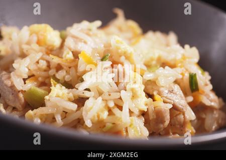 riz frit chaud dans un bol sur la table Banque D'Images