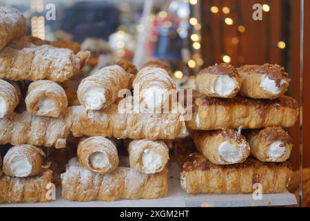 Un assortiment de délicieuses pâtisseries à la crème, magnifiquement exposées dans une boulangerie Banque D'Images