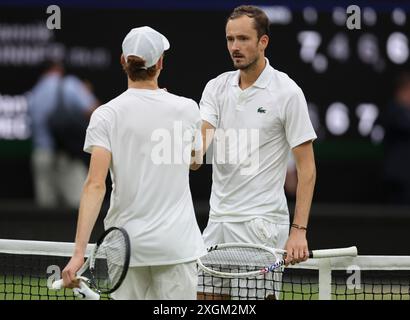 Londres, Grande-Bretagne. 9 juillet 2024. Daniil Medvedev (R) de Russie accueille Jannik Sinner d'Italie après leur quart de finale masculin en simple au championnat de tennis de Wimbledon à Londres, Grande-Bretagne, le 9 juillet 2024. Crédit : Han Yan/Xinhua/Alamy Live News Banque D'Images