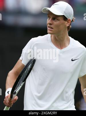 Londres, Grande-Bretagne. 9 juillet 2024. Jannik Sinner réagit lors du match de quart de finale masculin entre Jannik Sinner d'Italie et Daniil Medvedev de Russie au championnat de tennis de Wimbledon à Londres, Grande-Bretagne, le 9 juillet 2024. Crédit : Han Yan/Xinhua/Alamy Live News Banque D'Images