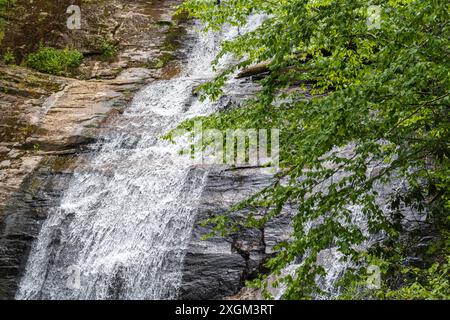 Belles chutes Helton Creek dans la forêt nationale de Chattahoochee près de Blairsville, Géorgie. (ÉTATS-UNIS) Banque D'Images