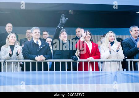 Le Président Javier Milei (C) saluant les forces qui ont participé au défilé, ainsi que Jorge Macri (L2) (Chef du Gouvernement de la ville de Buenos Aires), Victoria Villarruel (R3) (Vice-Présidente de la Nation), et Karina Milei (R2) (Secrétaire générale de la Présidence de la Nation) lors du 208ème anniversaire de la République Argentine. Le président Javier Milei a dirigé les célébrations du 208e anniversaire de l’indépendance de la République Argentine, accompagnées d’un défilé de plus de 7 000 soldats des différentes forces. Banque D'Images