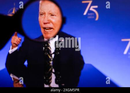 Dans cette illustration photo, un écran montre l’actuel président américain Joe Biden lors de son discours lors de la cérémonie d’ouverture du sommet de l’OTAN du 75e anniversaire. Le 75e sommet de l'Organisation du Traité de l'Atlantique Nord (OTAN) s'est tenu dans la capitale des États-Unis d'Amérique, Washington. Il s'agit d'un événement annuel où les dirigeants des pays membres de l'Alliance se réunissent pour discuter des questions actuelles de sécurité et de coopération. L'OTAN considère que "la victoire de la Russie en Ukraine" est son plus grand risque L'issue de ce conflit déterminera le système de sécurité mondial pendant des décennies, a déclaré Jens Stoltenberg. Tandis que c Banque D'Images