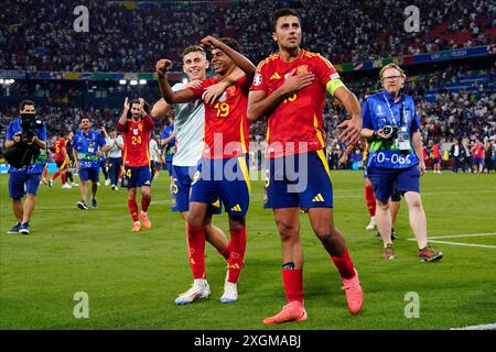 Munich, Allemagne. 09 juillet 2024. Les Espagnols Rodri Hernandez, Fermin Lopez et Lamine Yamal célèbrent la victoire à temps plein lors du match de l'UEFA Euro 2024 entre l'Espagne et la France, en demi-finale, disputé au stade Allianz Arena le 9 juillet 2024 à Munich, en Allemagne. (Photo de Bagu Blanco/Sipa USA) crédit : Sipa USA/Alamy Live News Banque D'Images