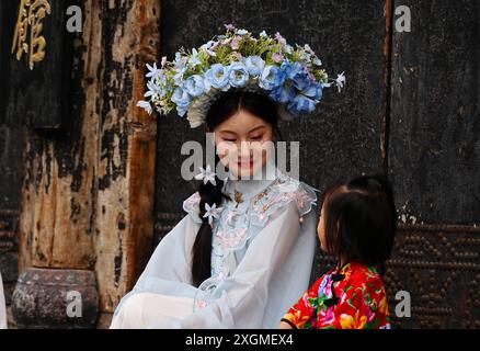 Pingyao, Chine. 10 juillet 2024. Les touristes visitent la ville antique de Pingyao dans la province du Shanxi, en Chine, le 9 juillet 2024. (Photo de Costfoto/NurPhoto) crédit : NurPhoto SRL/Alamy Live News Banque D'Images