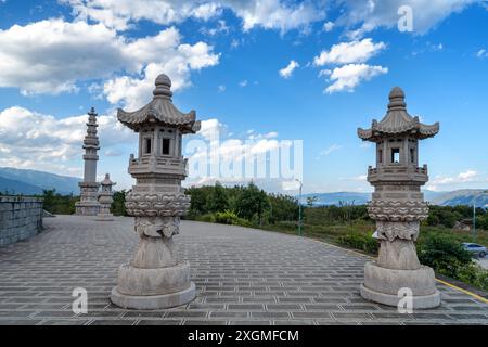 La petite pagode devant le temple de Chongsheng à Dali, Yunnan, Chine. Banque D'Images