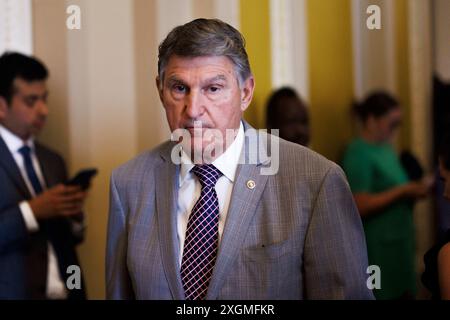 Washington, États-Unis. 09 juillet 2024. Le sénateur américain Joe Manchin III (démocrate de Virginie-occidentale) est vu devant la Chambre du Sénat Washington, DC, USA le mardi 9 juillet 2024. Photo Aaron Schwartz/CNP/ABACAPRESS. COM Credit : Abaca Press/Alamy Live News Banque D'Images