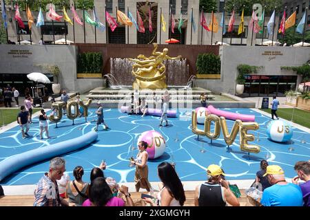 NEW YORK, NY, 9 juillet 2024. Les visiteurs apprécient l'installation artistique « Pool Party » au Rockefeller Center de Midtown en été le 9 juillet 2024 à New York. Crédit : Liao Pan/China News Service/Alamy Live News Banque D'Images