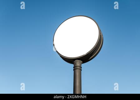 Blank Mockup de style Vintage Round City Clock isolé sur fond de ciel bleu Banque D'Images