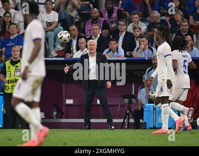 Munich, UEFA Euro 2024 demi-finale match entre l'Espagne et la France à Munich. 9 juillet 2024. Didier Deschamps (C), entraîneur-chef de la France, fait un geste lors du match de demi-finale de l'UEFA Euro 2024 entre l'Espagne et la France à Munich, Allemagne, le 9 juillet 2024. Crédit : Ren Pengfei/Xinhua/Alamy Live News Banque D'Images