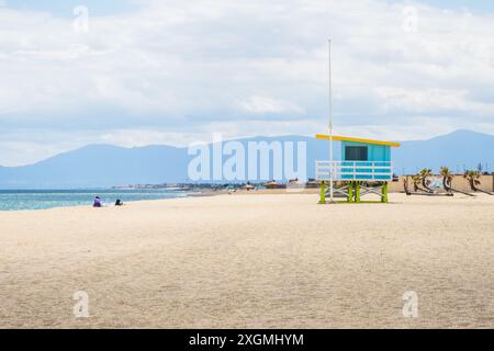 Tour de sauveteur et plage sur le littoral de la mer Méditerranée à Port Barcarès, France Banque D'Images