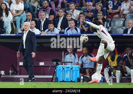 Munich, UEFA Euro 2024 demi-finale match entre l'Espagne et la France à Munich. 9 juillet 2024. Didier Deschamps (avant, l), entraîneur-chef de la France, réagit lors du match de demi-finale de l'UEFA Euro 2024 entre l'Espagne et la France à Munich, Allemagne, le 9 juillet 2024. Crédit : Zhang Fan/Xinhua/Alamy Live News Banque D'Images