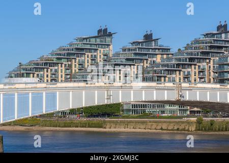 Pont de Wandsworth avec développement au bord de la rivière Battersea Reach en arrière-plan à Londres Banque D'Images