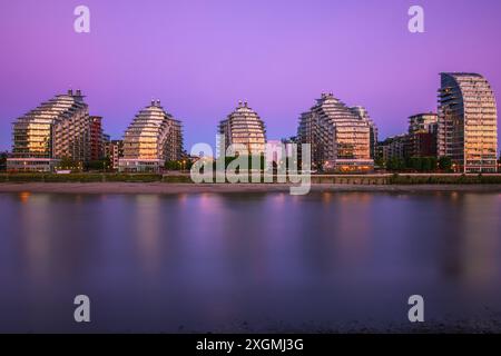 Longue exposition, appartements contemporains au bord de la rivière, Battersea Reach, au coucher du soleil à Londres Banque D'Images