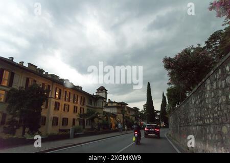 Strada Statale 45 ou SS45bis route par Lago di Garda à Toscolano-Maderno, Province de Brescia, Lombardie, Italie © Wojciech Strozyk / Alamy Stock photo Banque D'Images