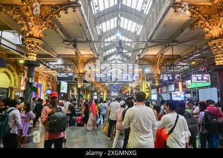 Mumbai, Inde - 15 avril 2024 : des personnes non identifiées à l'intérieur du terminus de Chhatrapati Shivaji pendant les heures de pointe. C'est l'une des gares les plus fréquentées pour Banque D'Images