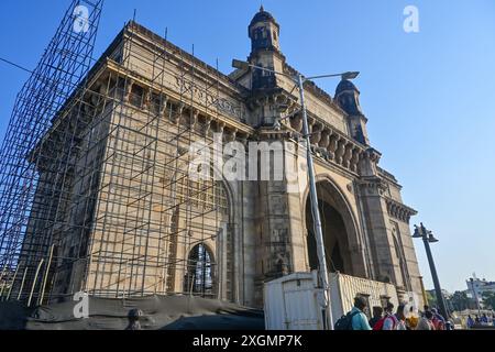 Mumbai, Inde - 13 avril 2024 : Gateway of India est l'attraction touristique la plus populaire. Les touristes du monde entier viennent visiter Gateway of India Ever Banque D'Images