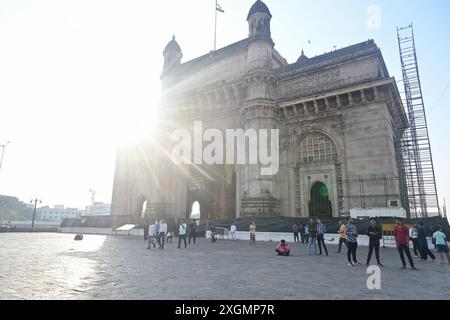 Mumbai, Inde - 13 avril 2024 : Gateway of India est l'attraction touristique la plus populaire. Les touristes du monde entier viennent visiter Gateway of India Ever Banque D'Images