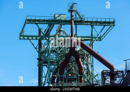 Hattingen, Allemagne - 24 septembre 2023 : vue détaillée de l'ancienne usine industrielle et d'un haut fourneau, usine sidérurgique désaffectée de Henrichshuette, maintenant un ind Banque D'Images