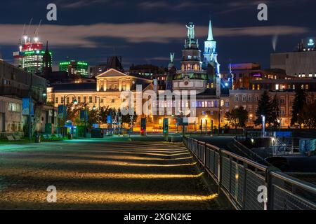 Chapelle notre-Dame-de-bon-secours. Site historique Marguerite-Bourgeoys (Chapelle notre-Dame-de-bon-secours) illuminé la nuit. Montréal, QC, Canada. Banque D'Images