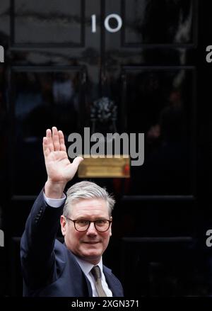 Le premier ministre britannique, Keir Starmer, fait des vagues à la porte du numéro 10 de Downing Street. Banque D'Images