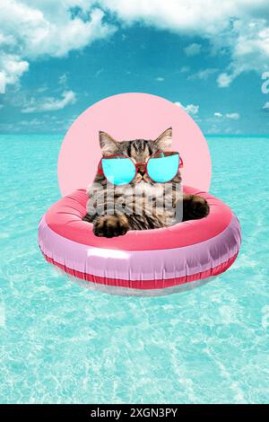 Chat adorable dans de grandes lunettes de soleil se relaxant dans l'anneau gonflable rose sur l'eau claire de l'océan sous ciel bleu clair. Collage d'art contemporain. Banque D'Images