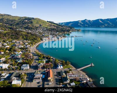 Akaroa, Nouvelle-Zélande : vue aérienne par drone du magnifique village idyllique d'Akaroa dans la péninsule de Banks dans la région de Christchurch de Canter Bury en Nouvelle-Zélande Banque D'Images