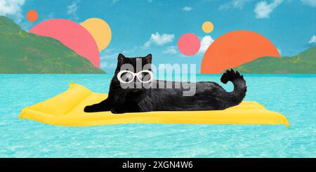 Chat noir dans des salons de lunettes de soleil sur jaune gonflable au milieu de la mer turquoise sur fond abstrait avec des formes colorées de soleil et de montagnes Banque D'Images