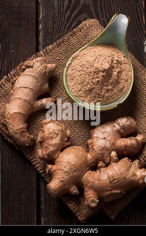 Racine de gingembre moulue et fraîche, sur une table en bois, style rustique, focalisation sélective, pas de personnes Banque D'Images