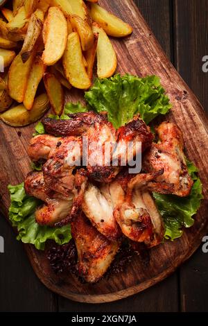 Ailes de poulet frites, avec pommes de terre, et épices, maison, restauration rapide, personne Banque D'Images