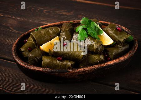 Dolma (Tolma) rouleaux farcis, viande hachée avec riz, dans des feuilles de raisin, vue de dessus, pas de gens, gros plan Banque D'Images