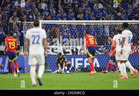 Munich, Allemagne. 9 juillet 2024. Le gardien de but espagnol Unai Simon (3ème l) sauve le ballon lors de la demi-finale de l'UEFA Euro 2024 entre l'Espagne et la France à Munich, Allemagne, le 9 juillet 2024. Crédit : Zhang Fan/Xinhua/Alamy Live News Banque D'Images