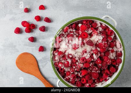 Framboise fraîche, recouverte de sucre granulé, préparation de confiture, vue de dessus, pas de personnes Banque D'Images