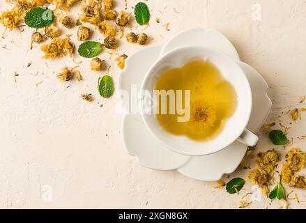 Thé chrysanthème, boisson, tasse blanche, menthe, bourgeons de chrysanthème, gros plan, pas de gens Banque D'Images