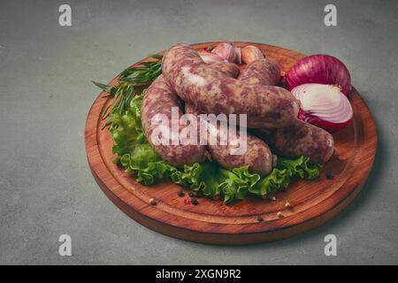 Kupaty cru, saucisses géorgiennes traditionnelles, saucisses crues, avec épices et herbes, cuisine géorgienne Banque D'Images