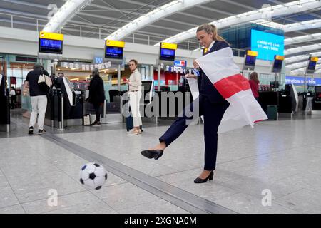 Un représentant du service clientèle de British Airways lance un ballon de football au terminal 5 de l'aéroport d'Heathrow, à l'ouest de Londres, avant la demi-finale de l'UEFA Euro 2024 entre l'Angleterre et les pays-Bas à Dusseldorf, en Allemagne. Date de la photo : mercredi 10 juillet 2024. Banque D'Images