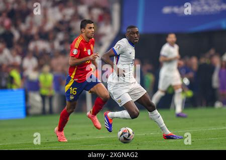 Munich, Allemagne. 09 juillet 2024. Rodrigo Hernandez Cascante, d’Espagne (G) et Randal Kolo Muani, de France (d), en action lors du match de l’UEFA EURO 2024 opposant l’Espagne et la France à l’Allianz Arena (Munich). Note finale : temps plein, Espagne 2:1 France crédit : SOPA images Limited/Alamy Live News Banque D'Images