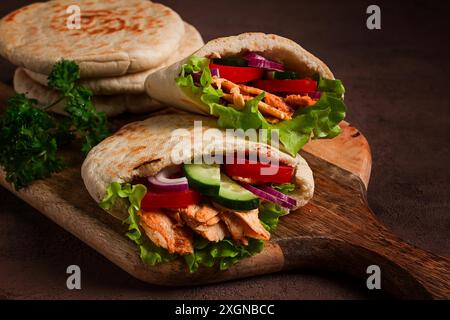 Shawarma en pain pita, poulet, avec des légumes, fait maison, pas de gens Banque D'Images