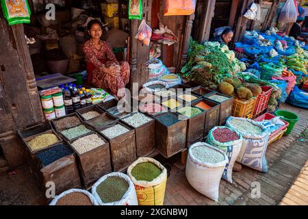 Petits commerces dans la vieille ville de Bhaktapur au Népal Banque D'Images