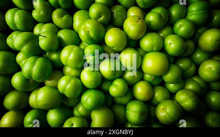 Tkemali, prune de cerise verte, vue de dessus, gros plan, fond de nourriture, pas de gens, focalisation sélective Banque D'Images