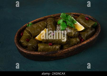 Dolma (Tolma) rouleaux farcis, viande hachée avec riz, dans des feuilles de raisin, vue de dessus, pas de gens, gros plan Banque D'Images