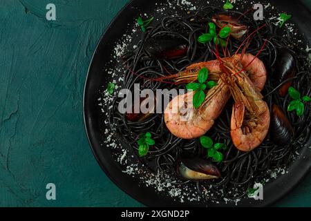 Pâtes noires aux fruits de mer, spaghetti aux crevettes et moules, vue de dessus, fait maison, pas de gens Banque D'Images