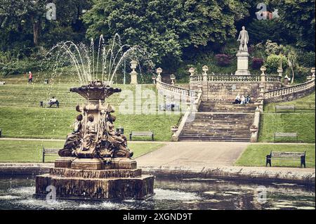 La fontaine d'eau et l'escalier en pierre dans Miller Park un jour d'été Banque D'Images